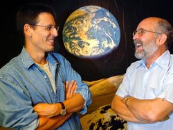 Pemburu Planet dan Pakar Big Bang yang Menang Nobel Fisika