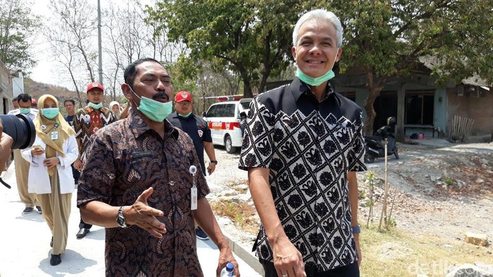 Ganjar dan FX Rudy meninjau permukiman warga terdampak asap kebakaran sampah di Solo, Rabu (9/10/2019).