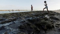 Tumpahan minyak nampak mencemari pantai yang berada di kawasan Timur Laut Brasil. Stringer via Reuters.