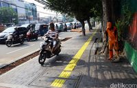 Trotoar dibajak pemotor nakal