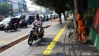 Aksi pemotor ini pun tentu membahayakan bagi orang lain.