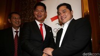 Mantan Ketua Umum KOI Erick Tohir bersalaman dengan Ketua Umum KOI 2019-2023 Raja Sapta Oktohari dan Wakil Ketua KOI Warih Sadono usai Kongres KOI di Jakarta, Rabu (9/10/2019).