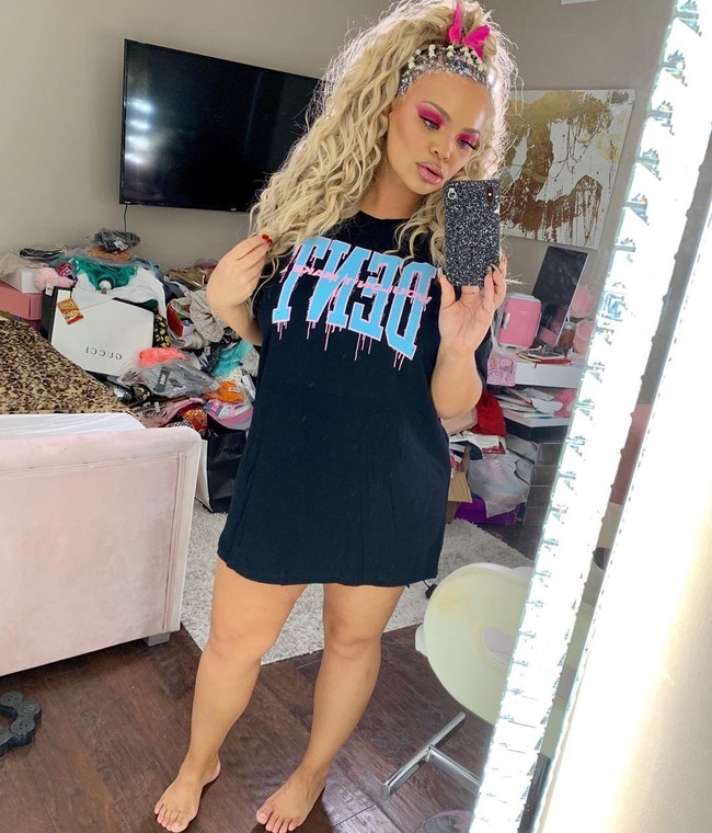 Setelah videonya tersebut, wanita yang sempat tampil di sejumlah TV show itu langsung diserang kritikan. Banyak yang menilai videonya tersebut demi konten click bait. Menggunakan identitas gender untuk click bait adalah sebuah bentuk kekerasan, tulis netizen di Twitter.  Foto: Instagram @trishapaytas