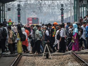 Pria Gesek-gesek Kelamin di KRL, Tak Bisakah Kaum Adam Kontrol Libido?