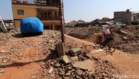 Sebagian warga menjadikan lahan bekas bangunan rumah itu sebagai tempat parkir kendaraan.