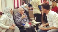 Kemarin saya menikmatikopi dan makan kue bersama para penghuni rumah perawatan Het Zamen du Den Haag, kata Mark. Terlihat di sini Mark berbincang sambil memegang cangkir kopinya. Foto: instagram @minpres