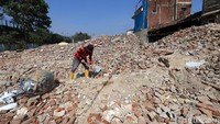 Puing-puing sisa pembongkaran rumah masih menumpuk di lokasi.