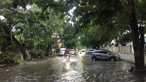 Diguyur Hujan 1 Jam, Jalan Depan Mal Centre Point Medan Banjir