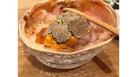 Saah satunya ketika Han Seo Hee mencicip hidangan mentah ini. Terlihat ada irisan truffle yang jadi toppingnya. Foto: Instagram hxxsxxhee