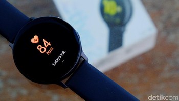  Galaxy Watch Active2 juga menggabungkan sensor kesehatan baru di belakang, yang menerima pembacaan lebih cepat. (Foto: Muhammad Ridho/detikcom)