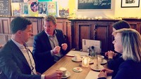 Bukan hanya di waktu santai Mark bisa hang out di kafe. Ketika membicarakan topik politik pun Mark terlihat santai sambil menyesap segelas cafe latte. Foto: instagram @minpres