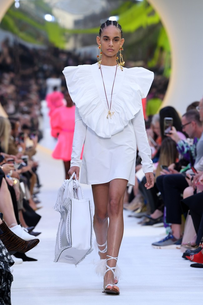 Valentino memamerkan koleksi terbarunya di Paris Fashion Week Spring 2020, Prancis. Minggu (29/9/2019). Photo by Pascal Le Segretain/Getty Images.