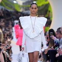 Valentino memamerkan koleksi terbarunya di Paris Fashion Week Spring 2020, Prancis. Minggu (29/9/2019). Photo by Pascal Le Segretain/Getty Images.