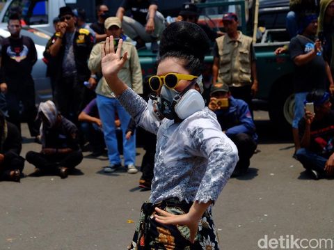 Massa Demo Tagih Janji Pemkab Karawang Soal Kerusakan Lingkungan