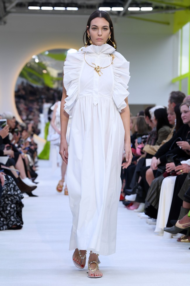 Valentino memamerkan koleksi terbarunya di Paris Fashion Week Spring 2020, Prancis. Minggu (29/9/2019). Photo by Pascal Le Segretain/Getty Images.