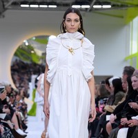 Valentino memamerkan koleksi terbarunya di Paris Fashion Week Spring 2020, Prancis. Minggu (29/9/2019). Photo by Pascal Le Segretain/Getty Images.