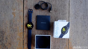 Isi dalam kemasan Galaxy Watch Active2. Ada jamnya, pengisi daay serta tentunya buku panduan. (Foto: Muhammad Ridho/detikcom)