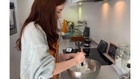 Lain lagi saat di Paris. Han Seo Hee belajar membuat macaron sendiri. Sepertinya ia ahli dalam membuat adonan kue ya? Foto: Instagram hxxsxxhee