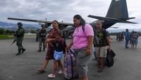 Para pengungsi kembali ke Wamena setelah kondisi keamanan mulai kondusif pasca-kerusuhan yang terjadi pada 23 September 2019. Ke-106 pengungsi sebelumnya mengungsi di gedung Megantara Lanud Silas Papare Jayapura.
