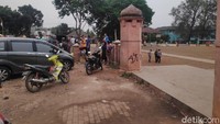 Warga masih ramai berkumpul di Alun-alun Menes, Pandeglang, Banten pascapenusukan Menko Polhukam Wiranto siang tadi.