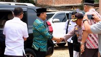 Sebelum diserang, tampak Wiranto keluar dari SUV hitam yang diketahui adalah Toyota Land Cruiser Prado. Mobil SUV bongsor itu menggunakan nomor polisi RI 16, pelat nomor yang digunakan untuk Menkopolhukam. Foto: Dok. Polres Pandeglang