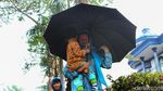 Bertopi Kardus, Anak-anak Pencari Suaka Ikut Aksi Long March