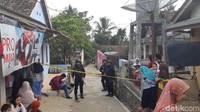Diketahui pasangan pelaku penusukan Wiranto mengontrak rumah di Kampung Sawah, Desa Menes, Pandeglang, banten. Polisibersenjata terlihat berjaga di lokasi. Bahtiar Rivai/detikcom.