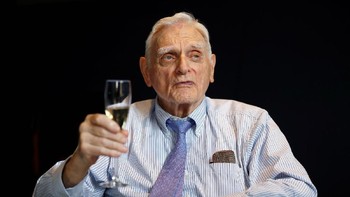 John B Goodenough dari Amerika Serikat pada umur 97 tahun menjadi penerima anugerah Nobel tertua sepanjang sejarah. Foto: Reuters