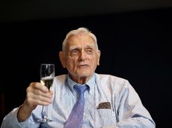 Para Penemu Baterai Ponsel yang Diganjar Nobel Kimia