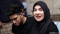 Meski masih larut dalam kesedihan, Irish menceritakan kejadian saat kehilangan anak kembarnya itu. Pool/Palevi S/detikFoto.