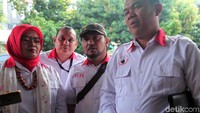 Novel Bamukmin datang dengan mengenakan baju putih bertuliskan ACTA.