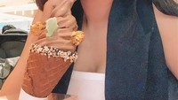 Bersantai manja ditemani es krim cokelat, dengan topping permen dan popcorn jadi menu dessert kesukaan wanita cantik berusia 32 tahun ini. Foto: Instagram @angelalee87