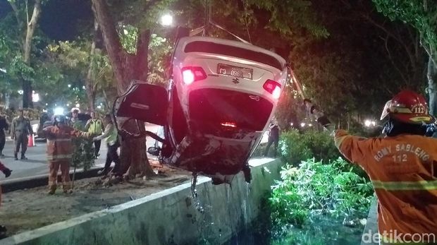 Evakuasi mobil yang tercebur selokan 