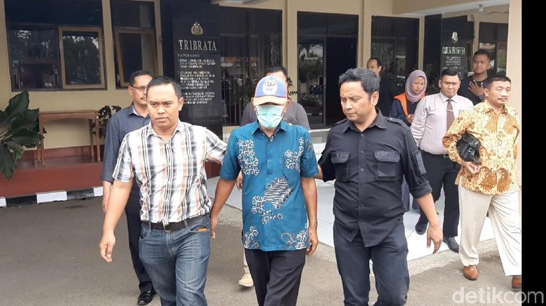 Polisi Serahkan Tersangka Korupsi BOS Tasikmalaya ke Kejaksaan Polisi Serahkan Tersangka Korupsi BOS Tasikmalaya ke Kejaksaan