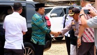 Wiranto dan rombongan tiba di Alun-alun Menes. Wiranto kemudian keluar dari mobil dan hendak menyalami warga. Dok. Polsek Pandeglang. Dok. Polsek Pandeglang.