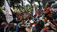 Massa petani juga meminta Jokowi membentuk badan khusus untuk melakukan percepatan redistribusi area perhutanan sosial.