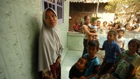 Polres Brebes memasang garis polisi untuk penggeledahan rumah pelaku penusukan Menko Polhukam. Warga pun mendatangi rumah tersebut untuk menyaksikan proses pemasangan garis polisi tersebut. Antara Foto/Oky Lukmansyah