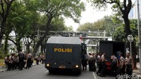 Water cannon juga disiagakan di depan Istana Negara.