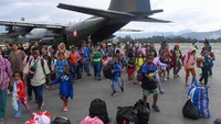 Sejumlah pengungsi menuruni pesawat Hercules TNI AU ketika tiba di Bandar Udara Wamena, Kabupaten Jayawijaya, Papua, Kamis (10/10/2019).