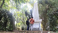 Hingga saat ini, tugu berbentuk kerucut itu masih berdiri. Terdapat tulisan Dr Franz Wilhelm Junghuhn, lengkap dengan tanggal kelahiran dan kematiannya. (Yudha Maulana/detikcom)
