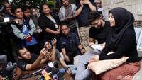 Ammar Zoni dan Irish Bella saat ditemui di kediamannya di kawasan Cinere, Jakarta Selatan pada Kamis (10/10). Pool/Palevi S/detikFoto.