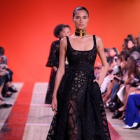 Elie Saab memperagakan koleksi terbarunya di Paris Fashion Week 2020. Prancis. Sabtu (28/09/2019). Photo by Pascal Le Segretain/Getty Images