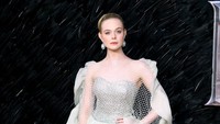 Elle Fanning tampak seperti putri kerajaan dengan gaun menerawang yang menunjukkan bagian bahunya itu. Tim P. Whitby/Getty Images