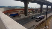 Satu lintasan jalan tol sudah mantap dan kokoh terbangun. Bagaikan isian roti lapis alias sandwich, jalan tol ini melintang di tengah himpitan banyak proyek. Foto: Herdi Alif Al Hikam/detikcom