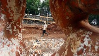 Sejumlah pekerja nampak sibuk melakukan revitalisasi Taman Puring di Jakarta, Kamis (10/10/2019).