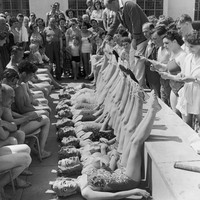 Kontes kecantikan bernama Neatest Figure ini membuat para finalisnya memakai topeng karena yang diperlombakan bukan dari wajah peserta, melainkan kaki mereka. Foto: Getty Images