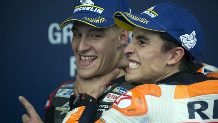 Petronas Yamaha SRTs French rider Fabio Quartararo (L) celebrates after earning the pole position for tomorrows race with third placed Repsol Honda Teams Spanish rider Marc Marquez during the MotoGP qualifying session of the Spanish Grand Prix at the Jerez - Angel Nieto circuit in Jerez de la Frontera on May 4, 2019. (Photo by JORGE GUERRERO / AFP)