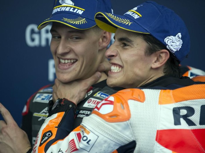 Petronas Yamaha SRTs French rider Fabio Quartararo (L) celebrates after earning the pole position for tomorrows race with third placed Repsol Honda Teams Spanish rider Marc Marquez during the MotoGP qualifying session of the Spanish Grand Prix at the Jerez - Angel Nieto circuit in Jerez de la Frontera on May 4, 2019. (Photo by JORGE GUERRERO / AFP)