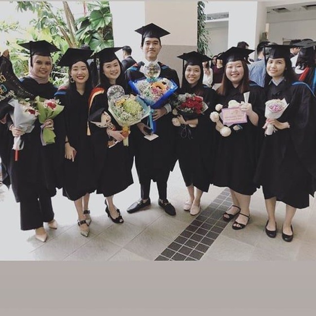 Kaesang dan Felicia berpose bersama teman-teman mereka di kampus Singapore University of Social Science. Bagi Kaesang kehadiran teman-teman kuliahnya ini sangat berarti baginya selama kuliah di negeri Singa. Kalo nggak ada mereka, sekolah nggak asik. Tapi terkadang mereka bertiga bikin sakit kepala, demikian Kaesang pernah menulis di keterangan foto yang diunggahnya ke Instagram. Foto: Instagram