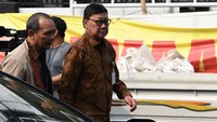 Mendagri Tjahjo Kumolo tiba untuk menjenguk Menko Polhukam Wiranto di RSPAD Gatot Soebroto, Jakarta. Menko Polhukam Wiranto dibawa dan dirawat di RSPAD setelah sebelumnya mendapat perawatan di RSUD Berkah Pandeglang. ANTARA FOTO/Galih Pradipta.
